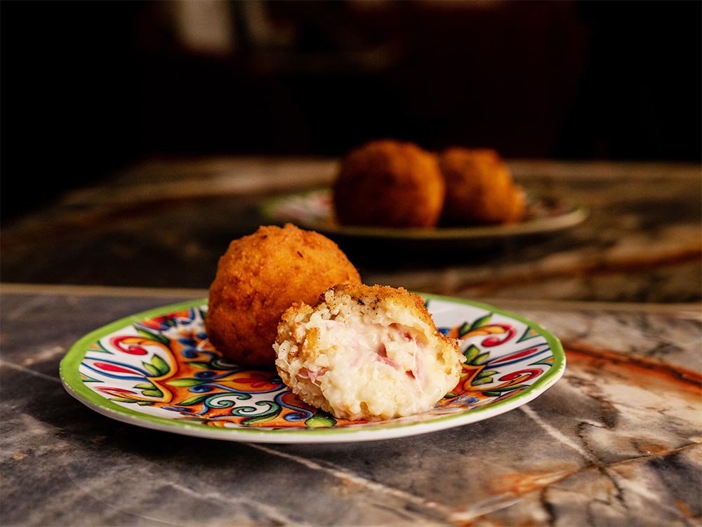 Arancina prosciutto e mozzarella