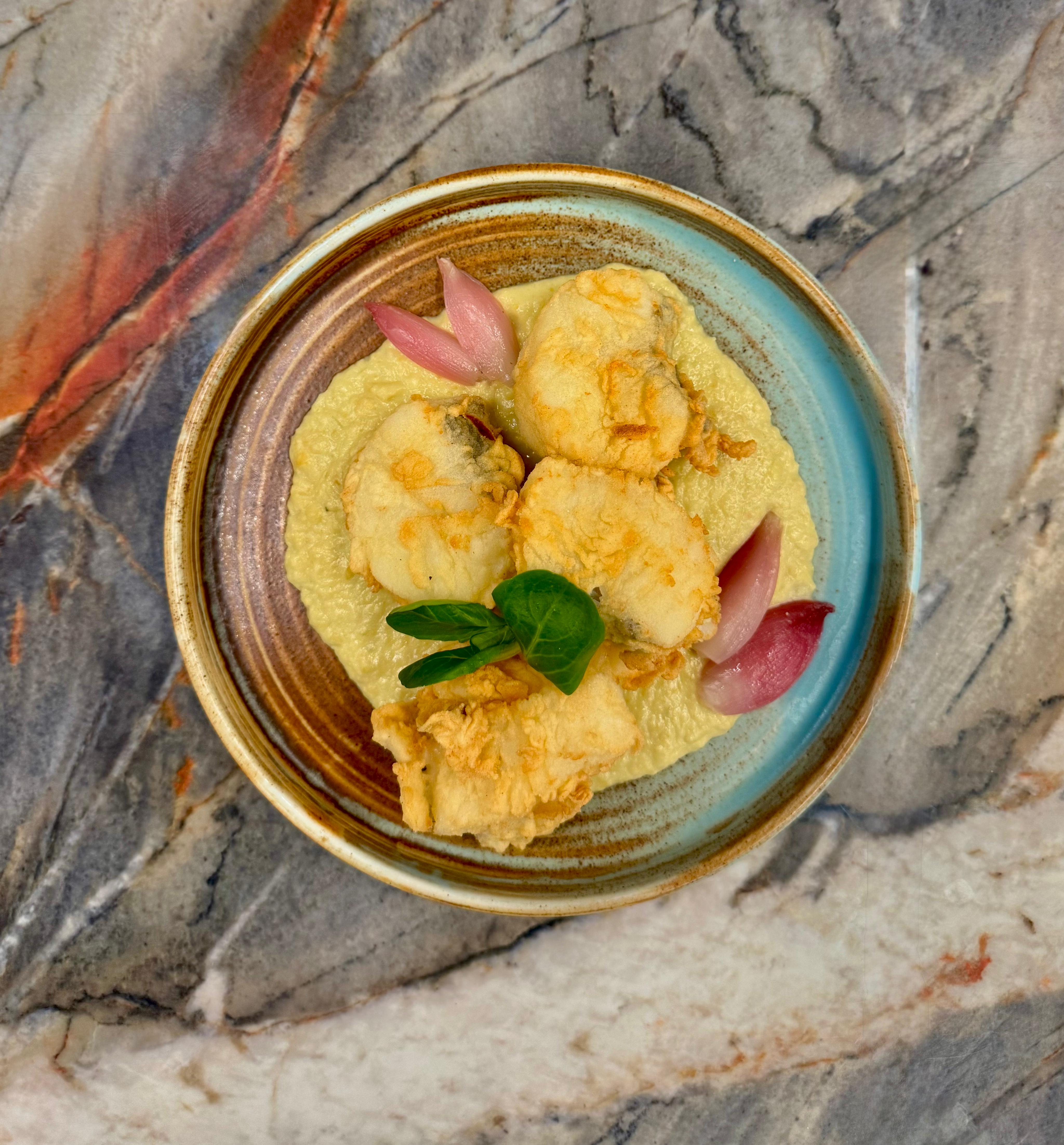 Bocconcini di Baccalà croccante su crema di ceci e clorofilla di basilico