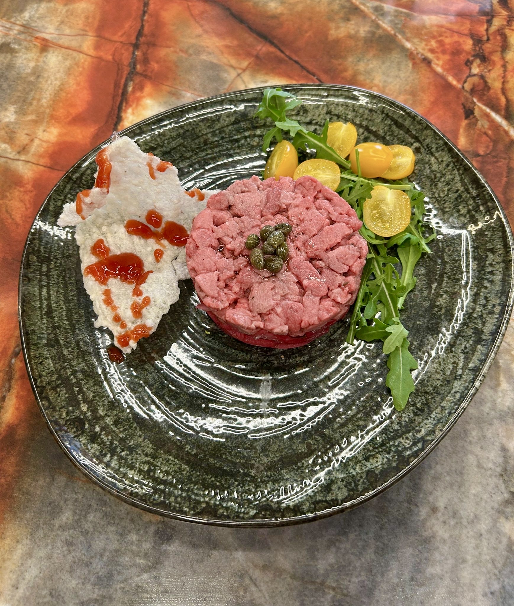 Battuta di manzo su cipolla rossa marinata