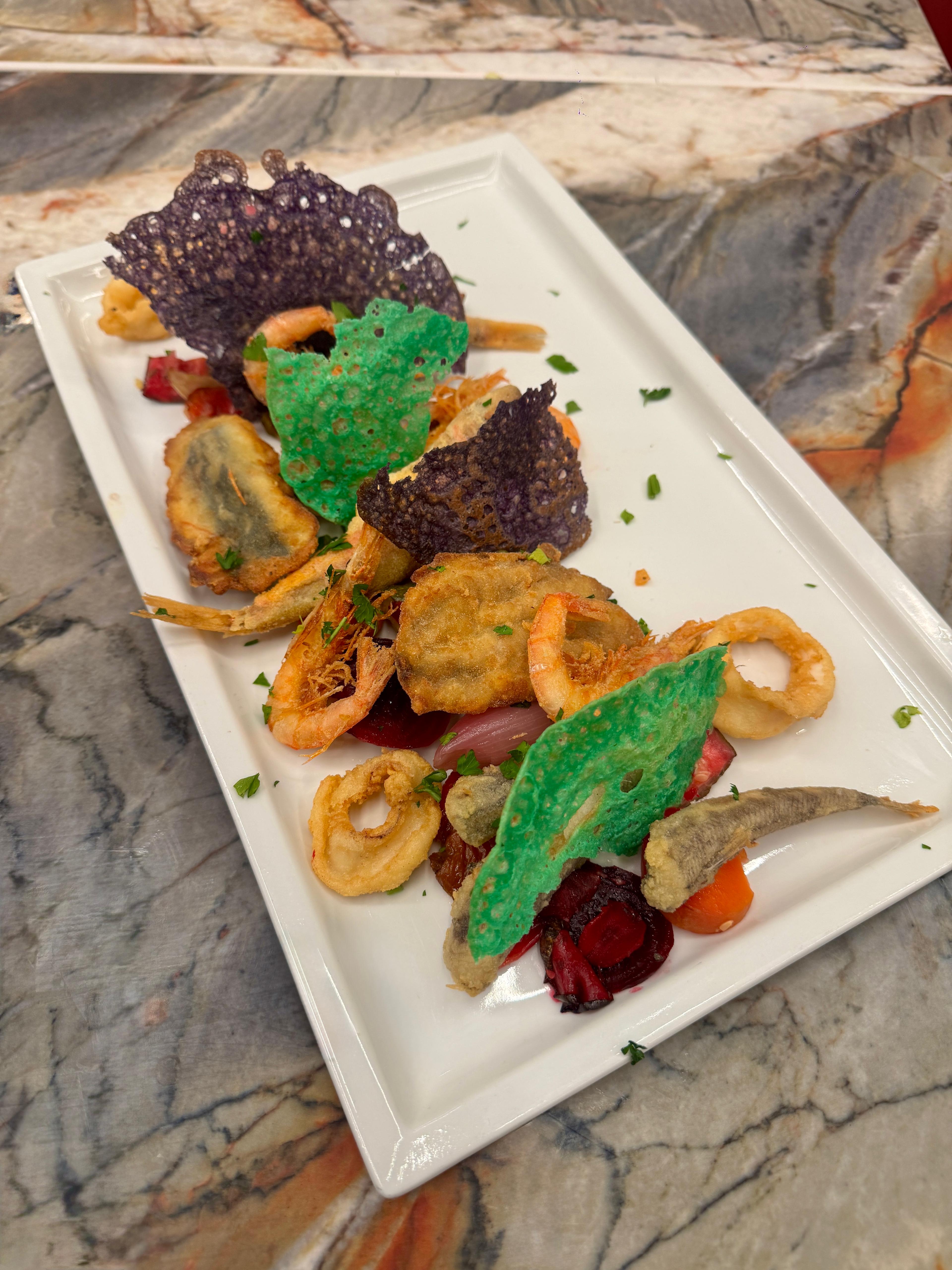 Fritto di mare su verdure in agrodolce 