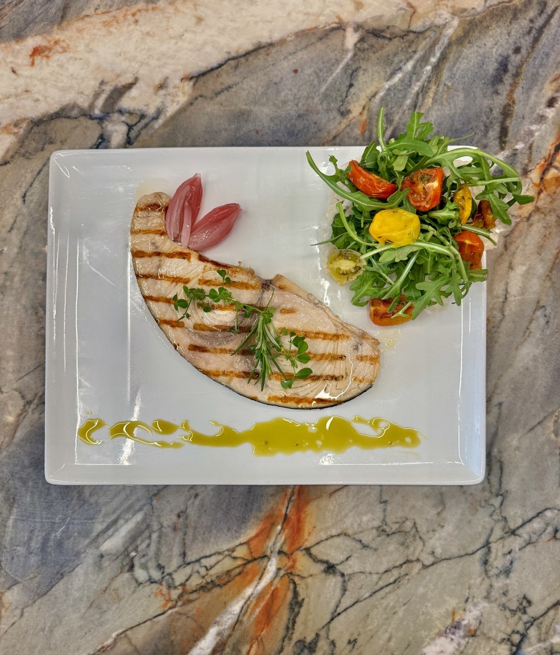 Trancio di pesce spada pesto di rucola e pomodorini confitt