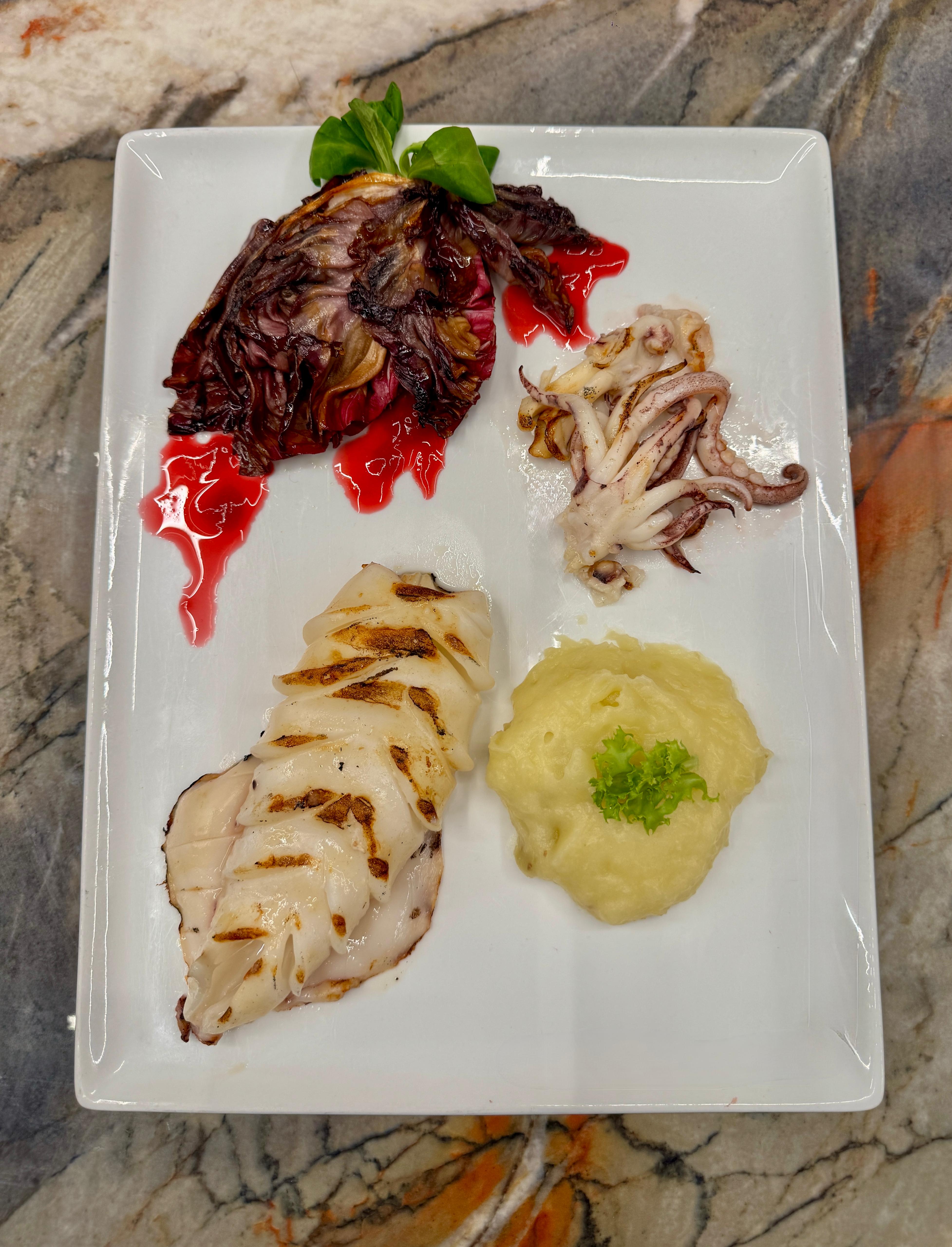Calamaro arrosto con spuma di patate e radicchio caramellato